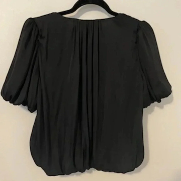 ASTR The Label Black Bubble Hem Puff Sleeve V Neck Top - Picture 4 of 6
